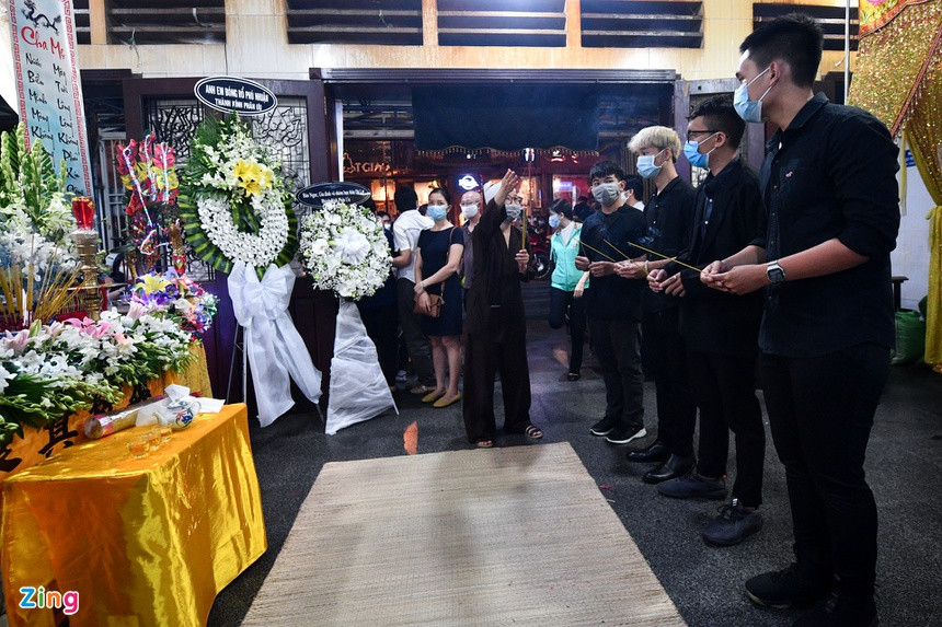 Bạn bè, người thân đến thắp hương tiễn biệt Hải Đăng. Để đảm bảo an toàn trong thời gian dịch bệnh, người đến viếng đeo khẩu trang và dùng nước rửa tay diệt khuẩn.