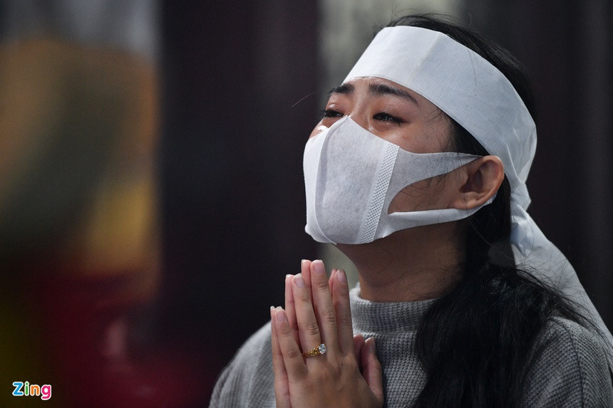 Kim Hoàng - bạn gái của Hải Đăng - không kìm được xúc động, liên tục khóc khi nghe mọi người hỏi thăm. Chia sẻ với Zing, nữ diễn viên tâm sự: "Anh ấy cầu hôn tôi vào cuối năm 2020. Chúng tôi dự định sẽ đưa hai bên gia đình gặp mặt chính thức, rồi tổ chức lễ đính hôn trước. Lễ cưới sẽ được tổ chức khi công việc của cả hai thuận lợi. Khi cuộc sống của chúng tôi chuẩn bị sang trang mới, anh lại ra đi, bỏ tôi một mình".