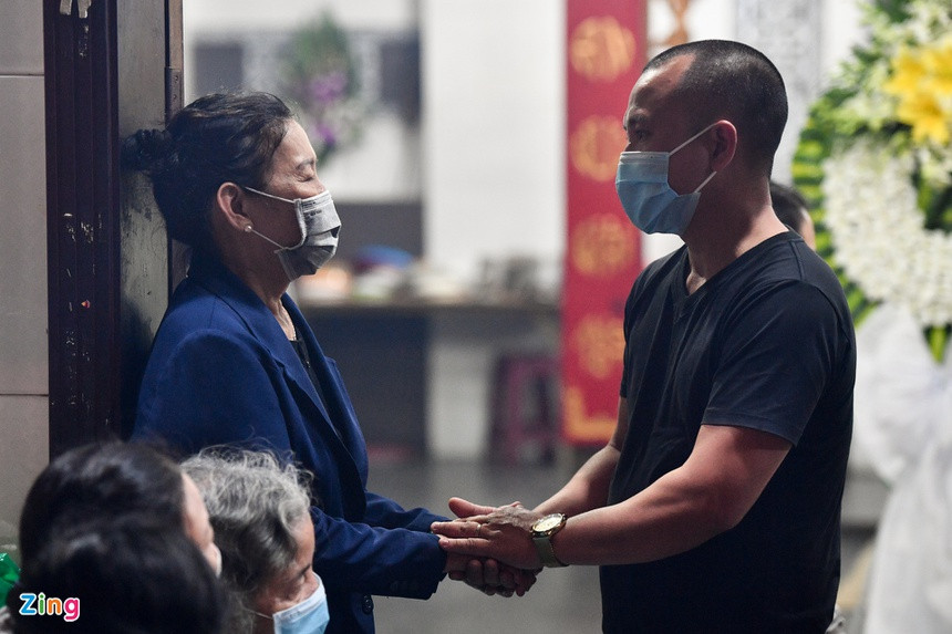 Bà Trần Thị Duyên - mẹ của Hải Đăng - nhiều lần lặng đi khi nhìn di ảnh con. Bà cho biết Hải Đăng là con trai độc nhất trong nhà, đam mê nghệ thuật từ nhỏ và thương yêu cha mẹ. Bà Duyên và chồng đều ủng hộ quyết định theo đuổi nghiệp diễn của con trai.