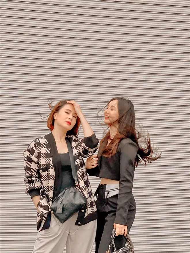 Mới đây, Hồng Diễm lại khoe loạt ảnh cực kỳ chất bên Quỳnh Kool - nữ diễn viên đảm nhận vai Ngọc, em gái Châu. Có vẻ như, sau khoảng thời gian tạm rời xa cuộc sống thành phố, tìm sự bình yên bên Phúc, Châu đã trở về nhà. Cô trở nên mạnh mẽ hơn và cùng em gái giành lại những gì đã mất.