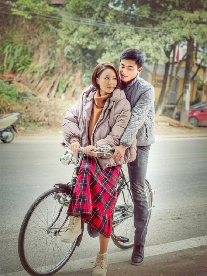 Các hình ảnh được tiết lộ cũng khiến khán giả đoán rằng, trong khoảng thời gian này, 2 người nảy sinh tình cảm với nhau và khi ở bên Phúc, Châu tìm được sự bình yên.