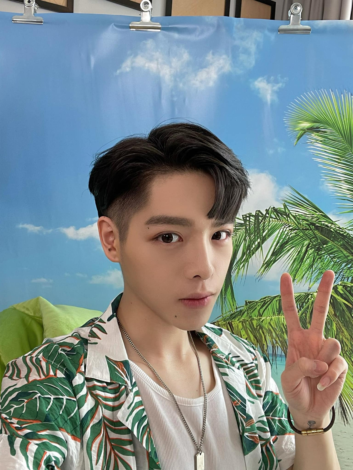 Đức Phúc cho rằng nếu là trước đây thì sẽ cảm thấy hơi buồn mà bây giờ đọc xong thì lại ngồi cười bởi người ta nói đúng những suy nghĩ của mình quá. Việc Đức Phúc thay đổi ngoại hình thì rất nhiều người đã biết và không có gì phải giấu. Trước khi nhận lời mời của ê-kíp chương trình, Đức Phúc đã phải đắn đo vì "sợ chơi trò chơi mà mạnh quá không may hỏng mũi chắc chết, mũi vàng mũi kim cương của tôi". Cuối cùng, giọng ca Ánh Nắng Của Anh vẫn đồng ý sau khi được bạn bè và người thân động viên, thậm chí bị chửi vì "làm lố".