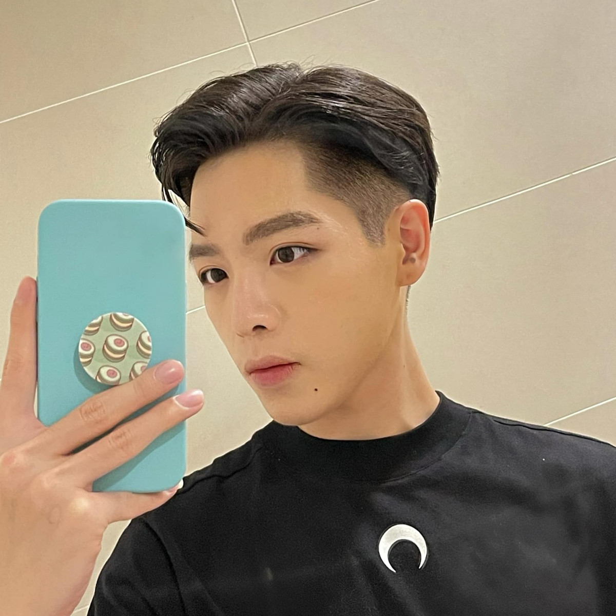 Mới đây, thông tin Đức Phúc sẽ là khách mời trong tập 2 Running Man Việt Nam - Chơi Là Chạy khiến fan cực kỳ phấn khích. Một phe tò mò rằng một "hoàng tử ballad" như Đức Phúc liệu có bị "nhạt" khi tham gia một trò chơi vận động thế này hay không. Phe còn lại hơi kém duyên khi bodyshaming nam ca sĩ tới tấp. Tuy nhiên, trước khi tập gameshow này được phát sóng, Đức Phúc đã chia sẻ một bình luận có phần kém duyên với một thái độ khá vui vẻ.