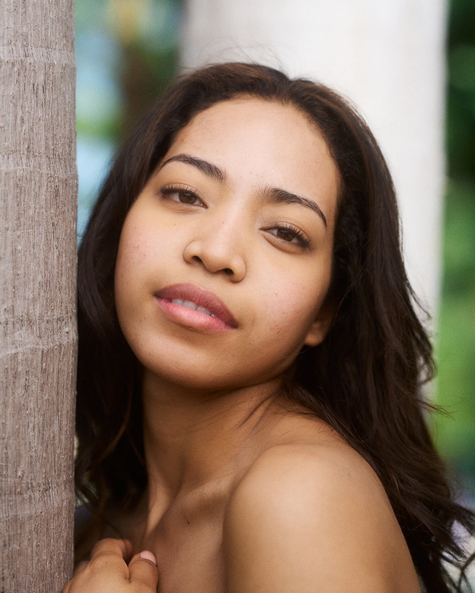 Aisha Harumi Tochigi mang dòng máu Nhật Bản - Ghana, vì thế gương mặt không hẳn là thuần Á Đông. Từ ngày đăng quang cuộc thi trong nước, cô đã gây tranh cãi vì nhan sắc tầm trung. Bức ảnh mặt mộc của Tochigi cũng không được khán giả đánh giá cao.