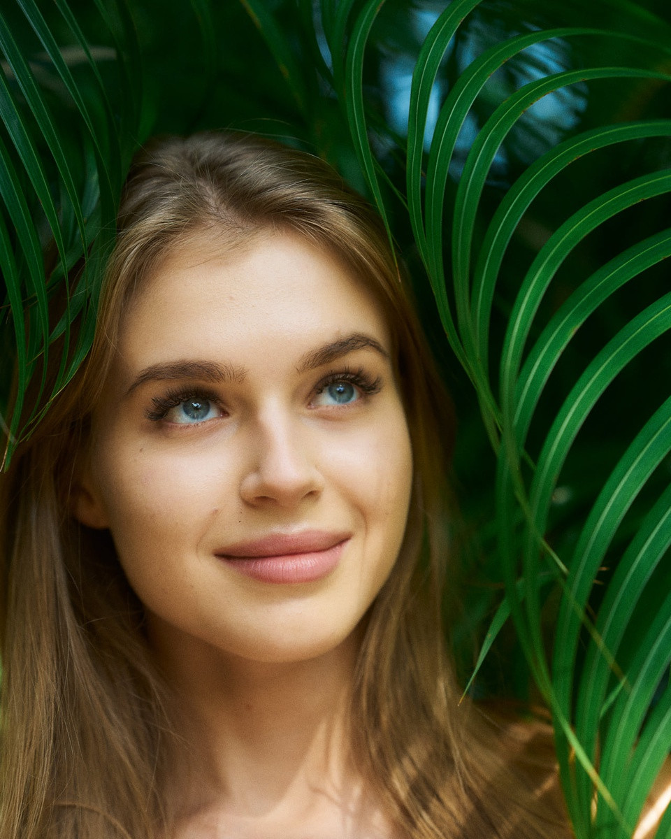 Người đẹp Nga và một số đại diện khác cũng được cho là sử dụng son dưỡng để trở nên tươi tắn hơn. Dễ dàng nhận thấy đôi môi của các cô gái đều căng bóng, hồng hào.