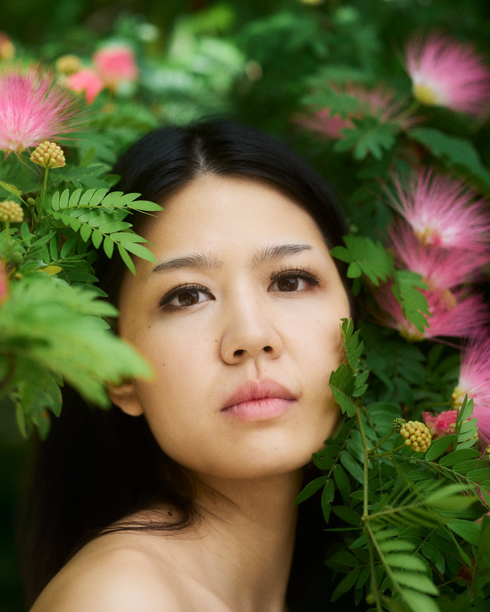 Dù được công bố là ảnh mặt mộc, Tôn Gia Hân - đại diện Trung Quốc - vẫn được nhìn thấy với cặp mi giả dày cộm. Hình ảnh của nữ sinh viên Đại học Thể dục Thể thao Bắc Kinh gây tranh cãi, nhận về bình luận tiêu cực. Đa số ý kiến cho rằng nhìn Gia Hân không hợp xuất hiện trong buổi chụp này.