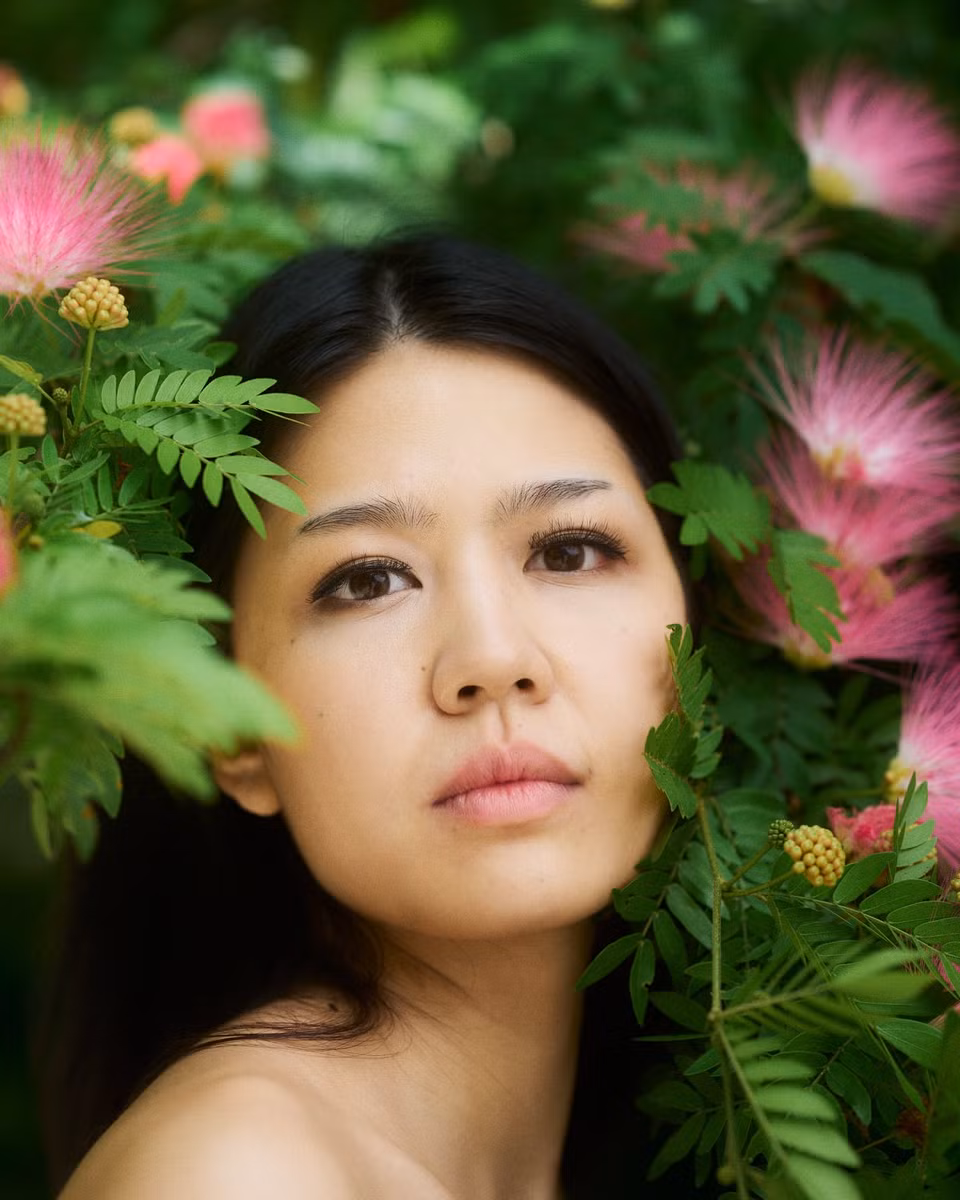 Dù được công bố là ảnh mặt mộc, Tôn Gia Hân - đại diện Trung Quốc - vẫn được nhìn thấy với cặp mi giả dày cộm. Hình ảnh của nữ sinh viên Đại học Thể dục Thể thao Bắc Kinh gây tranh cãi, nhận về bình luận tiêu cực. Đa số ý kiến cho rằng nhìn Gia Hân không hợp xuất hiện trong buổi chụp này.