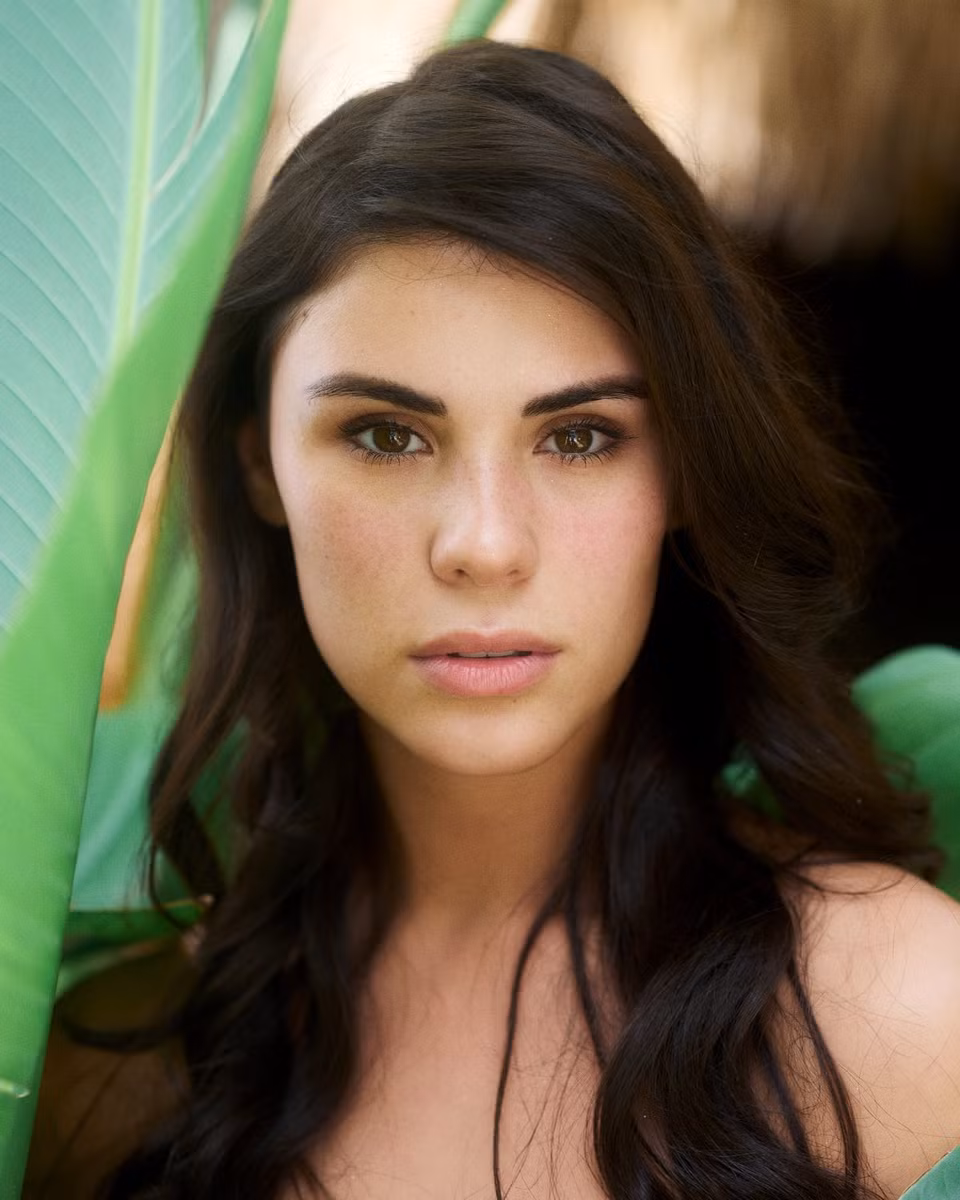 Cô gái của Bolivia có gương mặt mộc đẹp với những đường nét sắc lạnh, cá tính. Tuy nhiên, làn da của cô mỏng và dễ kích ứng nếu được trang điểm đậm. Bolivia 24 tuổi và cao 1,76 m.