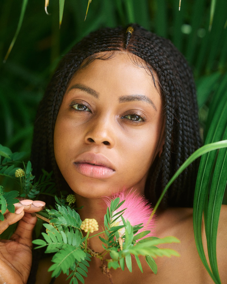 Mặt mộc của Kossinda Angele - đại diện Cameroon tại cuộc thi Miss Universe. Angele 28 tuổi, cao 1,75 m, từng tốt nghiệp thạc sĩ Kinh tế, hiện tham gia chương trình dạy toán miễn phí cho trẻ em nghèo tại quê nhà.