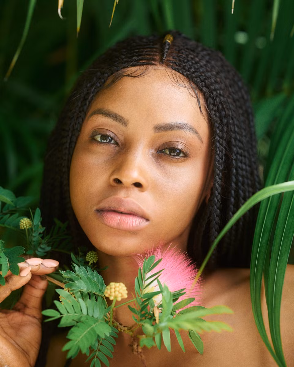 Mặt mộc của Kossinda Angele - đại diện Cameroon tại cuộc thi Miss Universe. Angele 28 tuổi, cao 1,75 m, từng tốt nghiệp thạc sĩ Kinh tế, hiện tham gia chương trình dạy toán miễn phí cho trẻ em nghèo tại quê nhà.