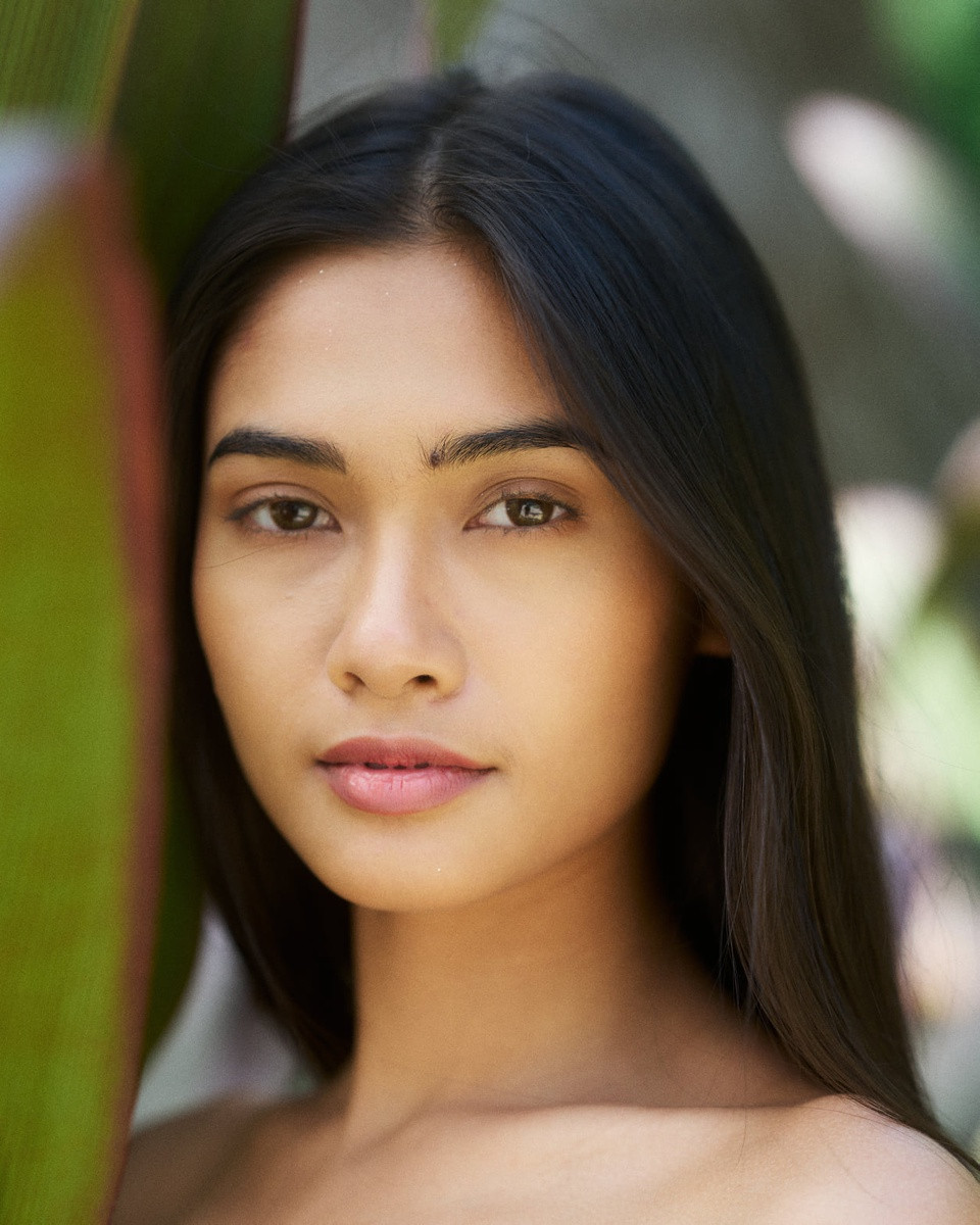 Thuzar Wint Lwin, thí sinh Myanmar, có làn da khỏe mạnh và lông mày rậm, sắc nét khi chưa nhờ cậy son phấn. Tuy nhiên, đôi mắt của cô được nhận xét thiếu đi vẻ tươi tắn.