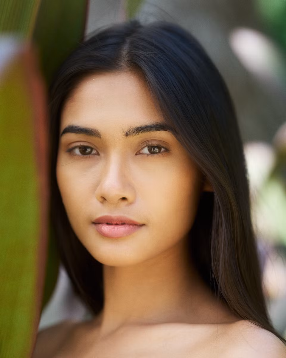 Thuzar Wint Lwin, thí sinh Myanmar, có làn da khỏe mạnh và lông mày rậm, sắc nét khi chưa nhờ cậy son phấn. Tuy nhiên, đôi mắt của cô được nhận xét thiếu đi vẻ tươi tắn.