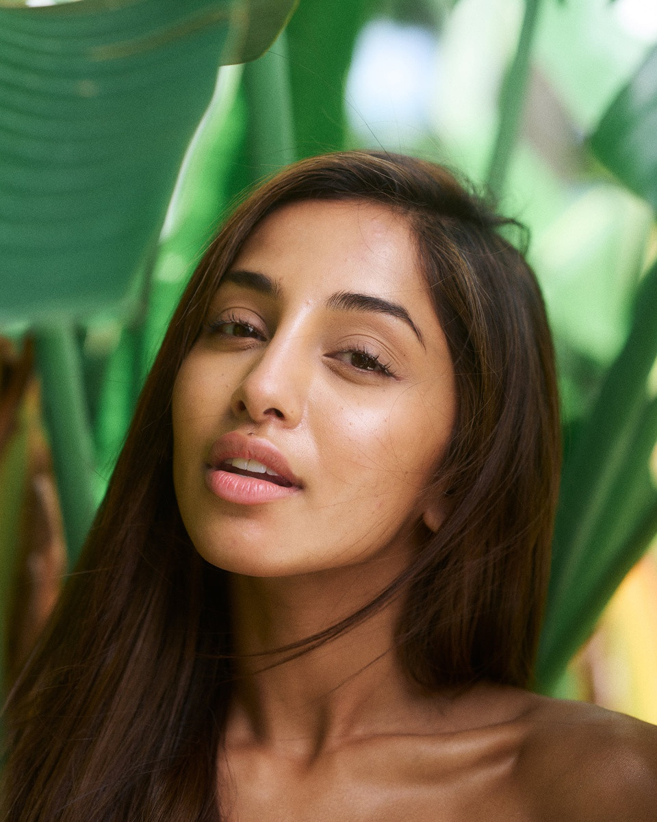 Maria Thattil được đánh giá là một trong những thí sinh Miss Universe có gương mặt đẹp nhất mùa giải. Cô gái gốc Ấn Độ nhưng đại diện cho Australia có đường nét sắc sảo, hài hòa, cung lông mày cong và bờ môi dày. Dù không son phấn, Thattil vẫn quyến rũ.