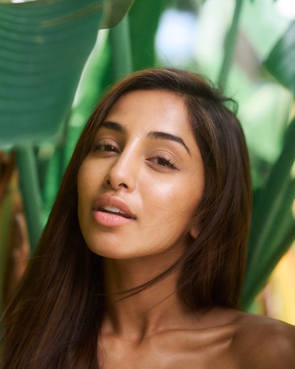 Maria Thattil được đánh giá là một trong những thí sinh Miss Universe có gương mặt đẹp nhất mùa giải. Cô gái gốc Ấn Độ nhưng đại diện cho Australia có đường nét sắc sảo, hài hòa, cung lông mày cong và bờ môi dày. Dù không son phấn, Thattil vẫn quyến rũ.