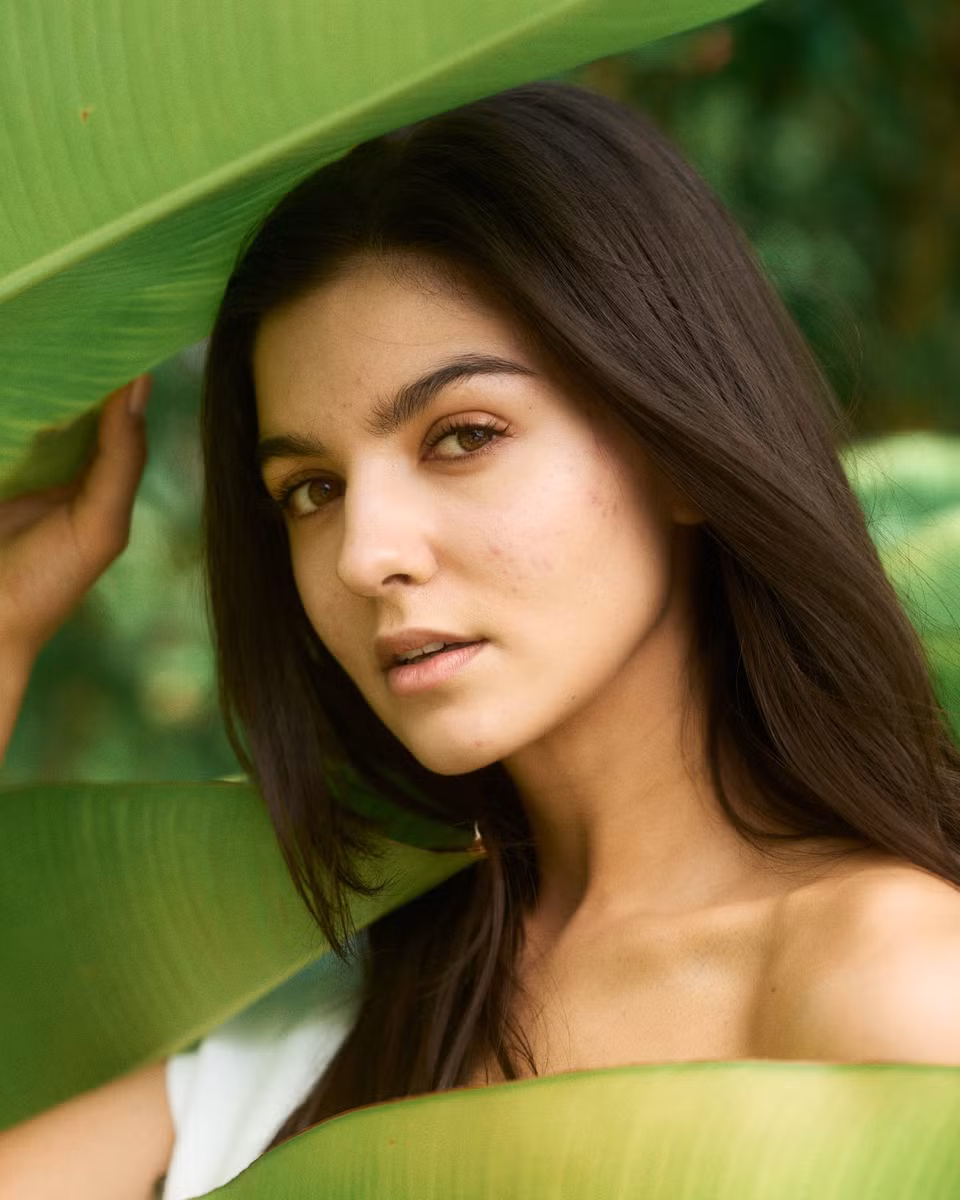 Ngày 14/5 (giờ Việt Nam), ban tổ chức Miss Universe công bố bộ ảnh mặt mộc của một nhóm thí sinh, được thực hiện tại không gian của Seminole Hard Rock Hotel &amp; Casino ở Hollywood - nơi diễn ra cuộc thi. Trong ảnh là Bianca Lorena Tirsin - đại diện Romania - với làn da có mụn.