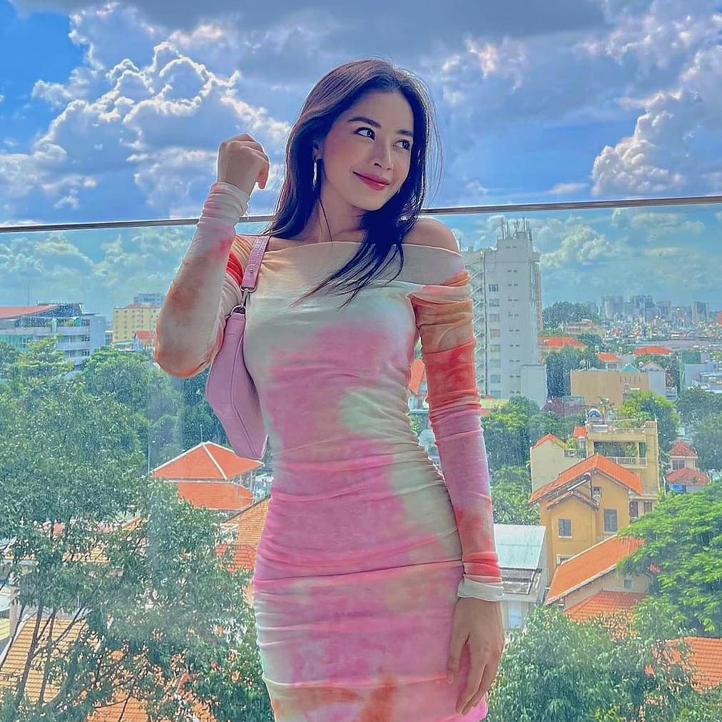 Thiết kế kín như bưng vẫn giúp cô nàng gợi cảm cuốn hút.