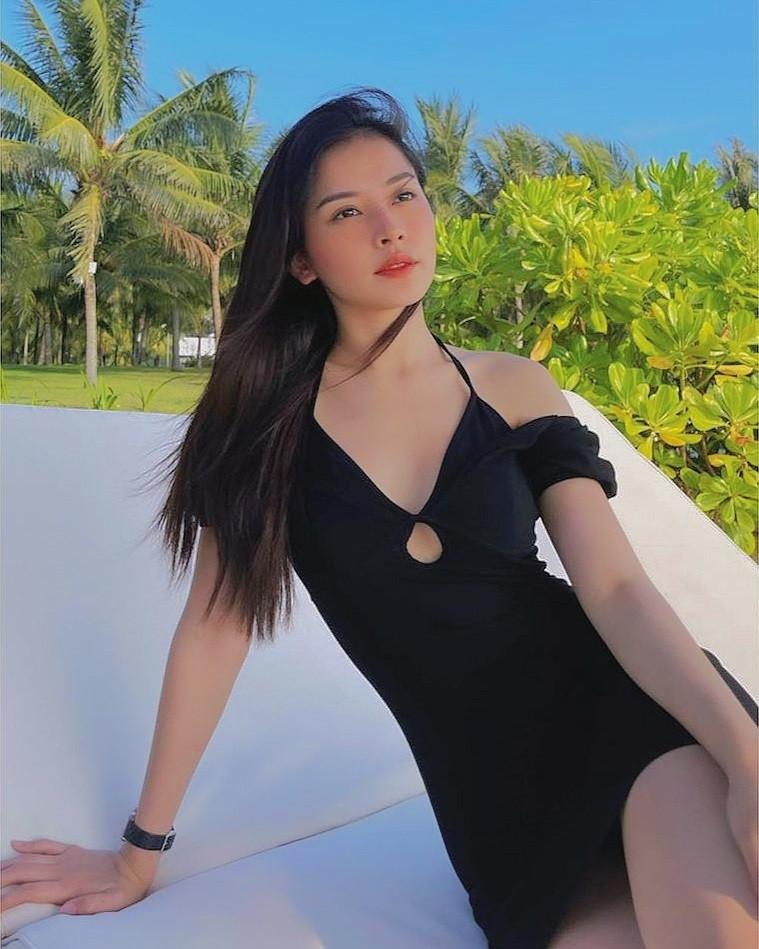 Đặc biệt cô nàng còn có vòng eo con kiến 54 cm.