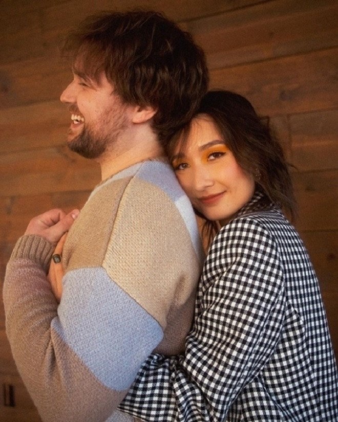 Chồng chưa cưới của Anna Trương, tay trống người Mỹ Eric Derwallis, cũng cho biết anh vừa cầu hôn thành công cô bạn gái thân nhất.