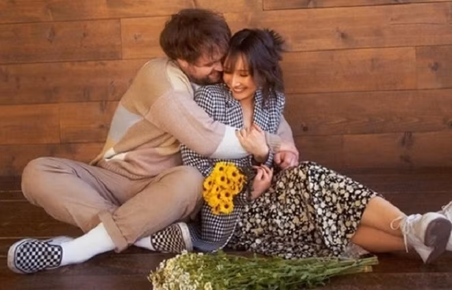 Eric Derwallis xuất hiện trên trang cá nhân của Anna Trương lần đầu vào tháng 12/2018. Hai người có 4 năm vừa là người yêu vừa là đồng nghiệp. Eric từng sang Việt Nam biểu diễn chung với Anna.