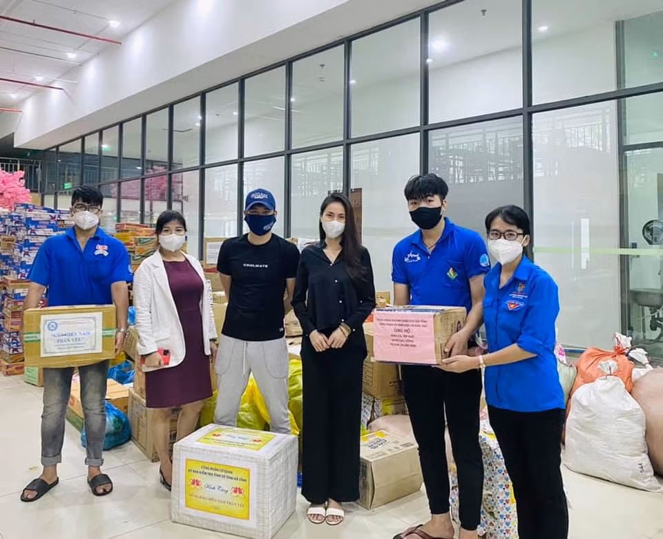 Bi to nhan vo 100 tan gao tiep te TP.HCM, Thuy Tien noi gi?