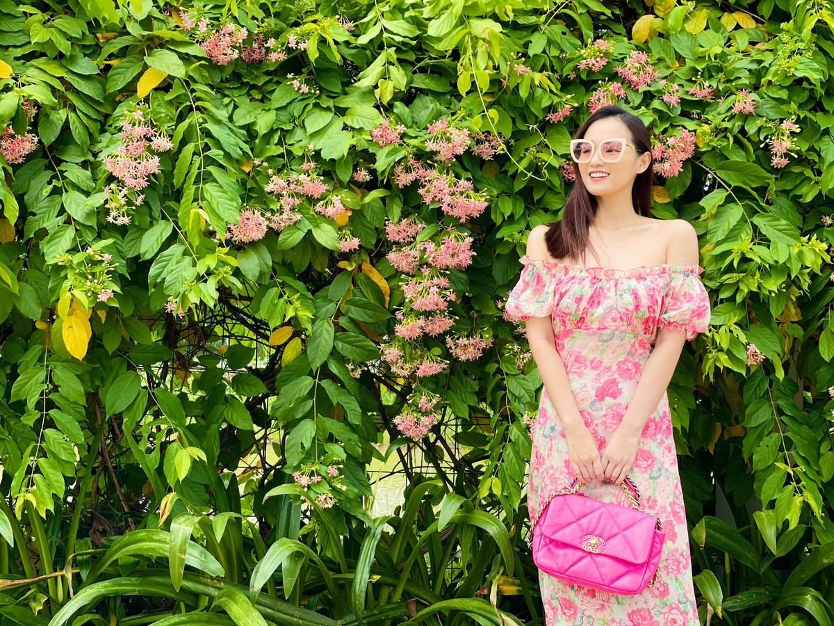 Lấy chồng đại gia nhưng hiện tại Lã Thanh Huyền đang là tổng giám đốc một công ty riêng và điều hành hệ thống siêu thị gia đình. Cô cũng có niềm đam mê với bất động sản và thường xuyên khoe nội thất trong các căn hộ đang ở khiến nhiều người trầm trồ.