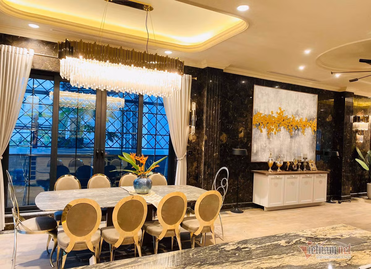 Từng món đồ trong nhà được Lã Thanh Huyền tự tay chọn lựa, được nhập hoàn toàn từ nước ngoài như Italy, Đức, Bồ Đào Nha.