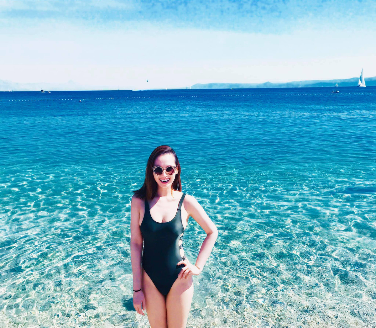 Trong một vài chuyến du lịch, nữ diễn viên 36 tuổi tự tin khoe vóc dáng quyến rũ trong trang phục bikini. Lã Thanh Huyền tiết lô, nhờ có cách làm việc khoa học, chế độ dinh dưỡng, nghỉ ngơi hợp lý và duy trì tập yoga đã giúp cô sở hữu nhan sắc trẻ trung và thân hình thon gọn.