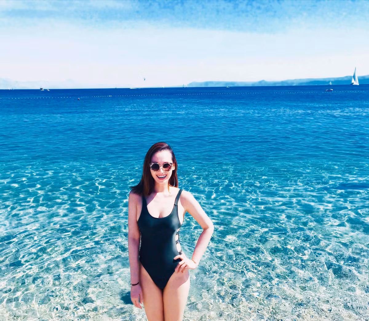 Trong một vài chuyến du lịch, nữ diễn viên 36 tuổi tự tin khoe vóc dáng quyến rũ trong trang phục bikini. Lã Thanh Huyền tiết lô, nhờ có cách làm việc khoa học, chế độ dinh dưỡng, nghỉ ngơi hợp lý và duy trì tập yoga đã giúp cô sở hữu nhan sắc trẻ trung và thân hình thon gọn.