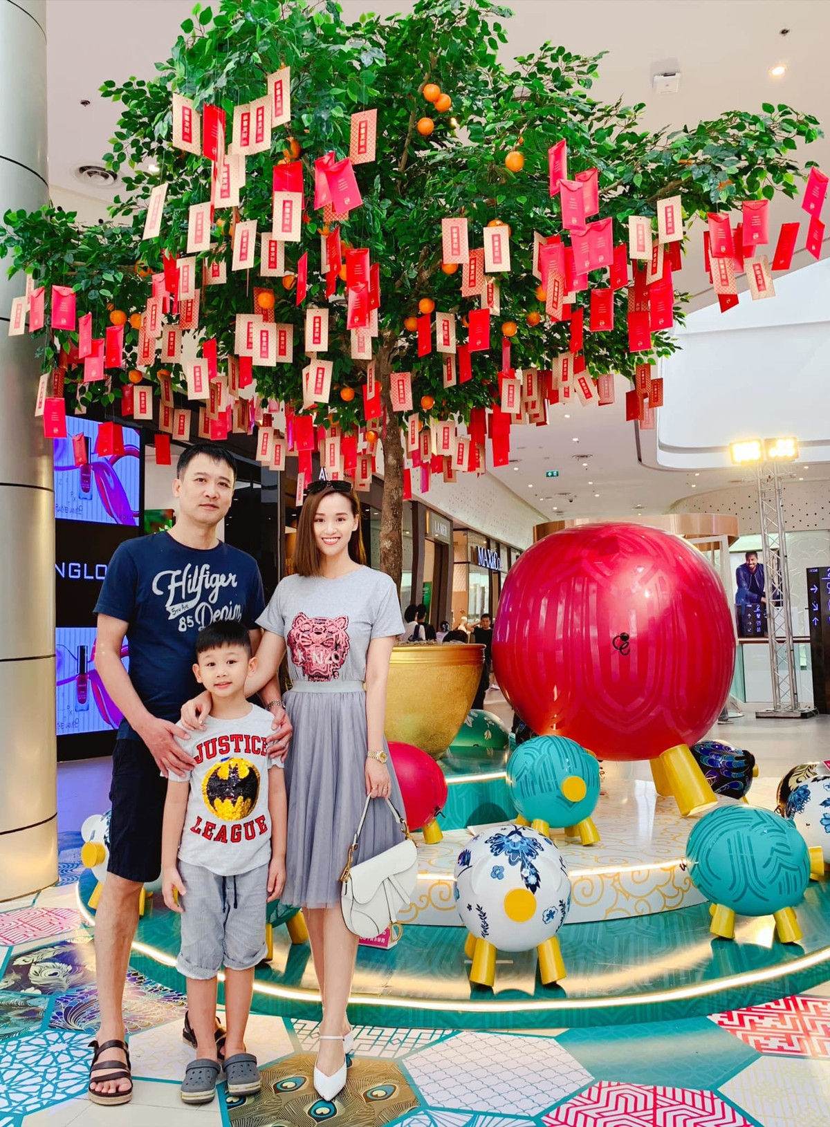 Trong một bài phỏng vấn với VietNamNet, Lã Thanh Huyền tiết lộ được chồng đại gia hơn 12 tuổi vô cùng chiều chuộng và rất hiểu công việc của vợ. Dù bận rộn nhưng anh luôn hỗ trợ nữ diễn viên rất nhiều trong công việc kinh doanh.