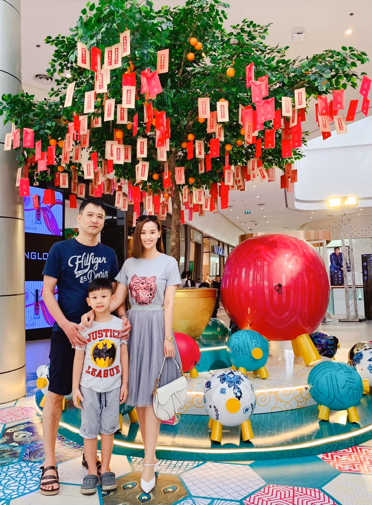 Trong một bài phỏng vấn với VietNamNet, Lã Thanh Huyền tiết lộ được chồng đại gia hơn 12 tuổi vô cùng chiều chuộng và rất hiểu công việc của vợ. Dù bận rộn nhưng anh luôn hỗ trợ nữ diễn viên rất nhiều trong công việc kinh doanh.