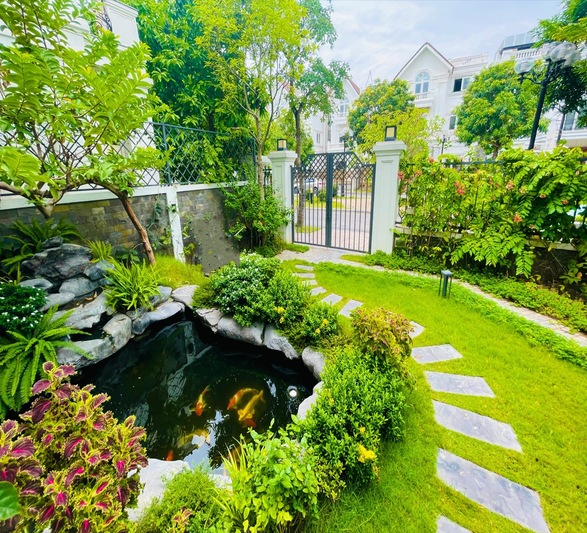 Vợ chồng nữ diễn viên mua căn biệt thự với giá 2 triệu USD (khoảng 48 tỷ) và mất gần 2 năm sửa chữa như ý.