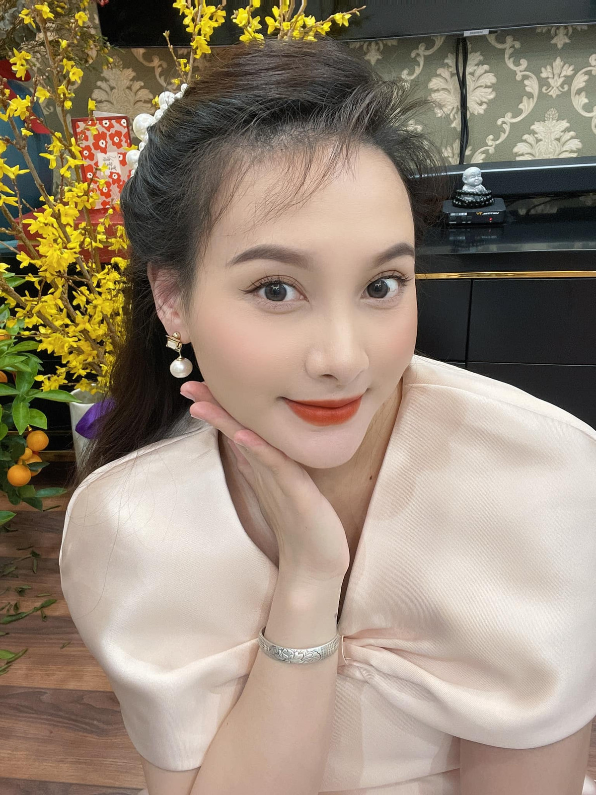 Bảo Thanh là diễn viên quen thuộc với khán giả. Vài năm gần đây, cô liên tục gặt hái thành công với những bộ phim như: Sống chung với mẹ chồng, Về nhà đi con, Ngày ấy mình đã yêu...