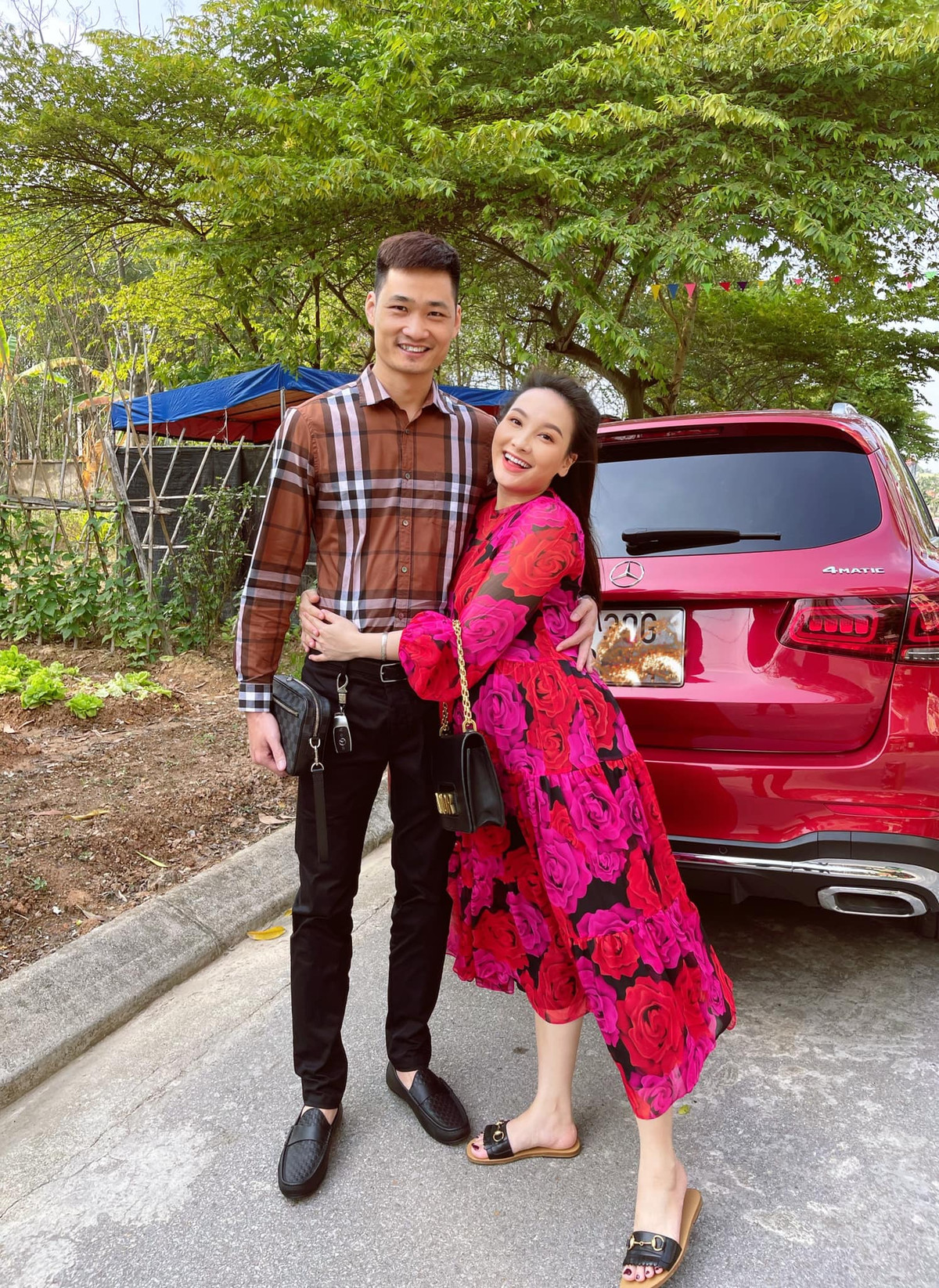 Cô được ông xã Đức Thắng chiều chuộng nâng niu khi mang thai tiểu công chúa.