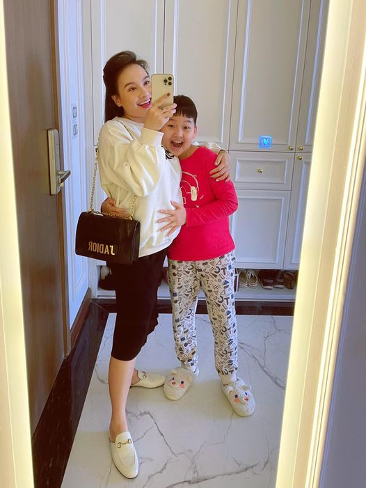 Theo tiết lộ của nữ diễn viên, cô đang mang thai bé gái. Trước đó, cặp đôi đã có một cậu con trai, năm nay 10 tuổi.