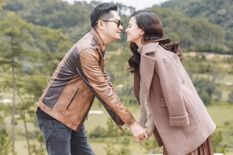 Minh Luan cong khai ban gai ca si, kem 8 tuoi