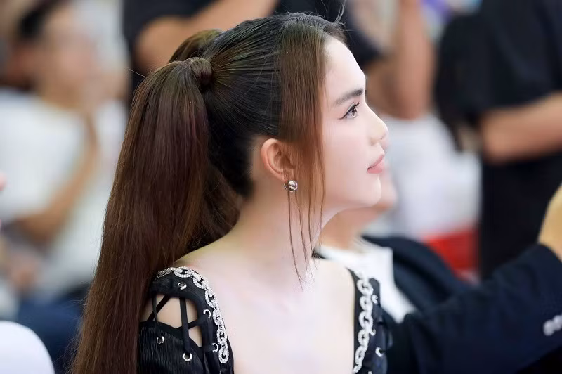 Về phía Ngọc Trinh, cô dường như làm ngơ không quan tâm đến những ồn ào thị phi liên quan đến mình.