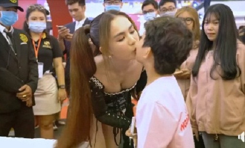 Hình ảnh Ngọc Trinh hôn bé trai vấp phải những lời chỉ trích gay gắt. Nhiều người cho rằng hành động này là phản cảm, lố bịch.