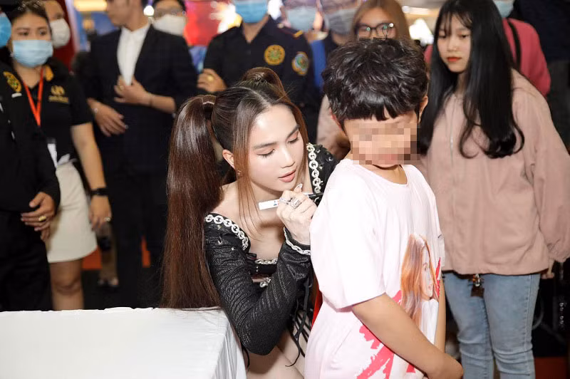 Cậu nhóc này cũng là bạn diễn của Ngọc Trinh trong dự án phim mới. Cả hai vào vai mẹ con. Ngoài đời, Ngọc Trinh rất thân thiết với cậu bé.