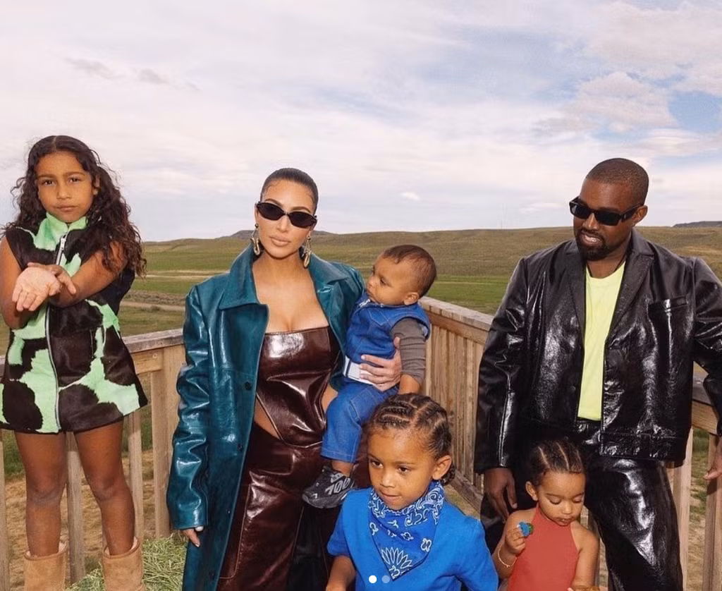 Hồi tháng 2, người đại diện thông báo họ chia tay trong hòa bình, dù trước đó họ nảy sinh mâu thuẫn không thể hòa giải (vụ West cương quyết tranh cử tổng thống Mỹ là giọt nước tràn ly). Sau ly hôn, Kardashian nuôi 4 con và đồng ý san sẻ thời gian chăm bọn trẻ với chồng cũ. Họ vẫn giữ quan hệ tốt. Hôm 8/6, cô còn gửi lời chúc sinh nhật West và khẳng định "vẫn yêu anh trọn đời".