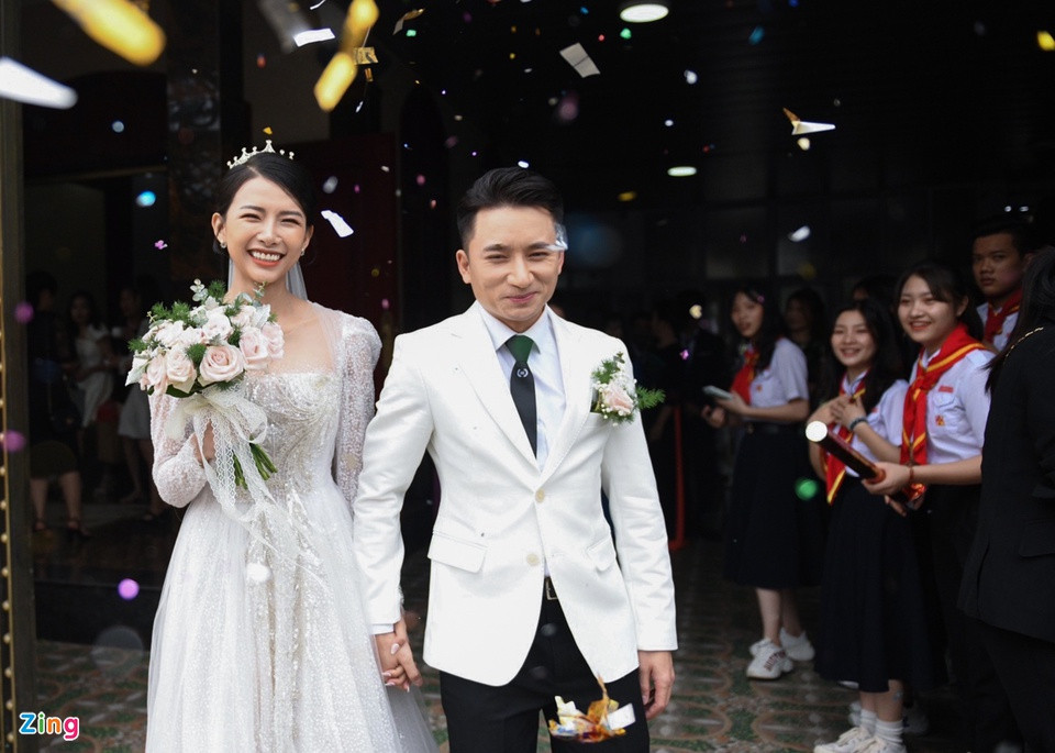 Cả hai rạng rỡ trong tiếng vỗ tay của bà con, làng xóm tại quê nhà. Sáng cùng ngày, tại Nghệ An có mưa lớn. Lễ cưới của Phan Mạnh Quỳnh phải lùi lịch khoảng 30 phút. Ngày vui của Phan Mạnh Quỳnh thu hút sự chú ý của người dân xã Diễn Vạn, huyện Diễn Châu.