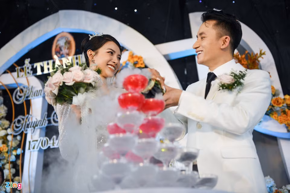 Sau đó, họ cùng rót rượu trong hôn lễ. Phan Mạnh Quỳnh và Huỳnh Khánh Vy lần đầu gặp gỡ vào tháng 10/2015. Tháng 9/2018, trên một bãi biển, trước sự chứng kiến của những người bạn thân thiết, Phan Mạnh Quỳnh quỳ gối cầu hôn bạn gái. Họ dự định tổ chức hôn lễ vào ngày 1/12/2019, nhưng phải tạm hoãn với lý do cá nhân. Tới năm 2020, nhạc sĩ kiêm ca sĩ một lần nữa hoãn cưới vì dịch bệnh.