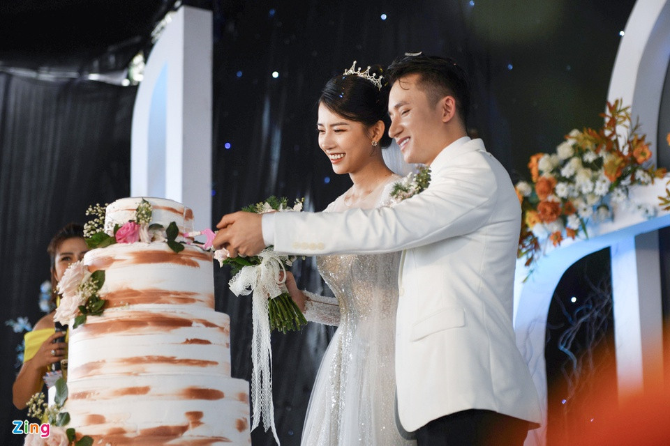 Nhạc sĩ Mắt biếc và Khánh Vy tiến hành những thủ tục theo nghi thức lễ cưới truyền thống ở quê. Cả hai cùng cắt bánh cưới 4 tầng.