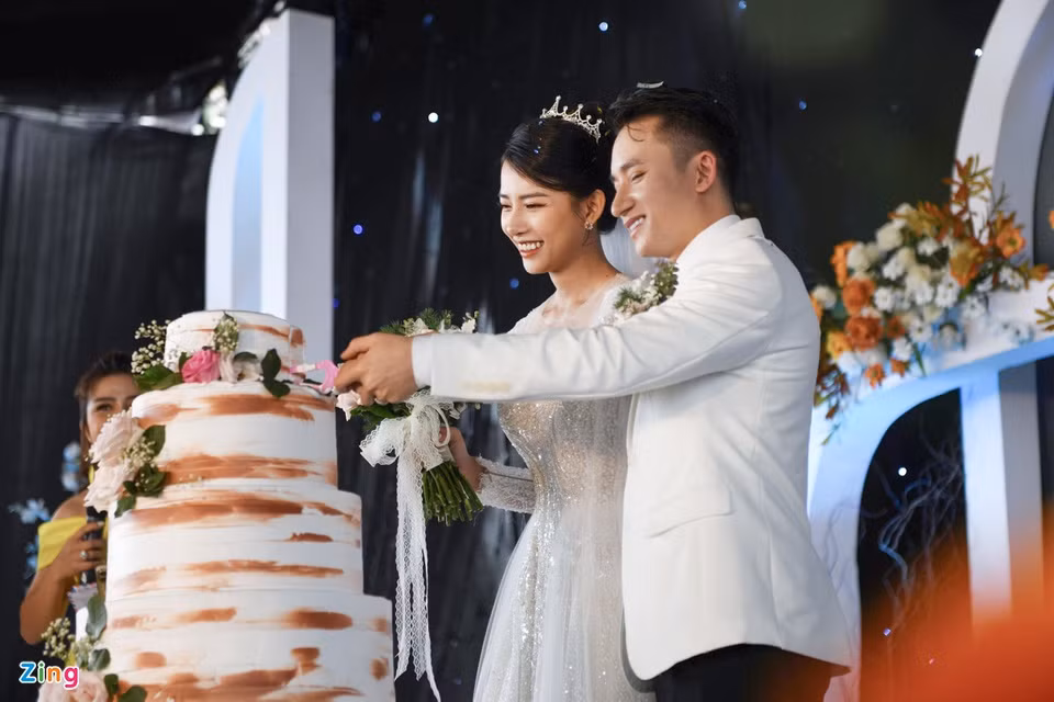 Nhạc sĩ Mắt biếc và Khánh Vy tiến hành những thủ tục theo nghi thức lễ cưới truyền thống ở quê. Cả hai cùng cắt bánh cưới 4 tầng.