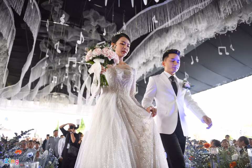 Phan Mạnh Quỳnh chăm chút, chăm sóc Khánh Vy trong suốt quá trình diễn ra hôn lễ. Anh nâng váy, nắm tay cô khi bước lên sân khấu. Quảng trường xứ Vạn Phần - nơi diễn ra hôn lễ được trang hoàng đẹp mắt với nhiều hoa tươi, ruy băng. Gia đình nam nhạc sĩ chuẩn bị 70 mâm cỗ để mời khách. Thực đơn gồm các món ăn truyền thống, mang hương vị quê nhà như gà luộc, ốc hương hấp, mực trứng hấp, xôi lạc dừa, cá năng chiên xù...