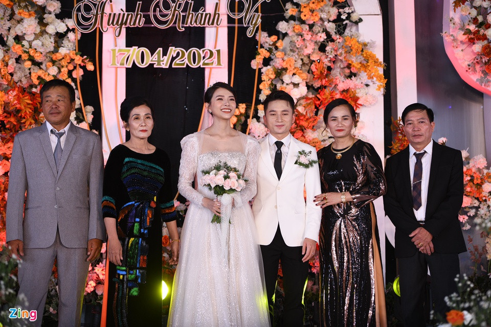 Đại diện hai bên gia đình có mặt tại sân khấu để chúc phúc Phan Mạnh Quỳnh và Khánh Vy.