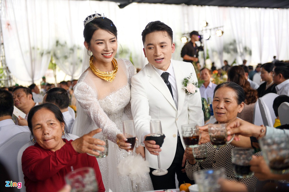 Cặp đôi đi từng bàn để chúc rượu mọi người.