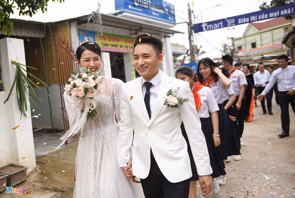 Đôi uyên ương hạnh phúc nắm tay nhau, di chuyển từ nhà đến quảng trường xứ Vạn Phần. Phan Mạnh Quỳnh dành nhiều thời gian để chuẩn bị cho ngày trọng đại của vợ chồng anh.