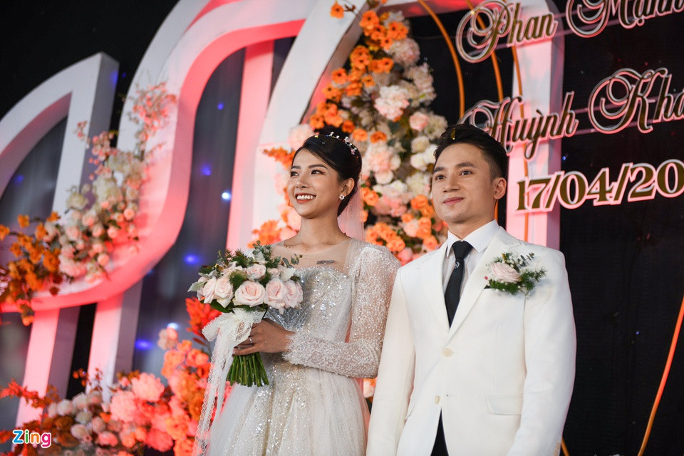 Cặp đôi xuất hiện tươi tắn. Khánh Vy chọn kiểu tóc búi gọn sau gáy, lớp trang điểm tông nude đơn giản nhưng tôn đường nét khuôn mặt thanh tú của cô.