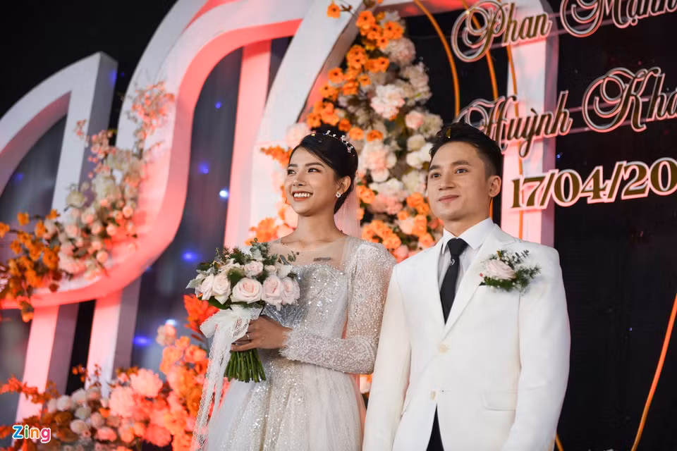 Cặp đôi xuất hiện tươi tắn. Khánh Vy chọn kiểu tóc búi gọn sau gáy, lớp trang điểm tông nude đơn giản nhưng tôn đường nét khuôn mặt thanh tú của cô.