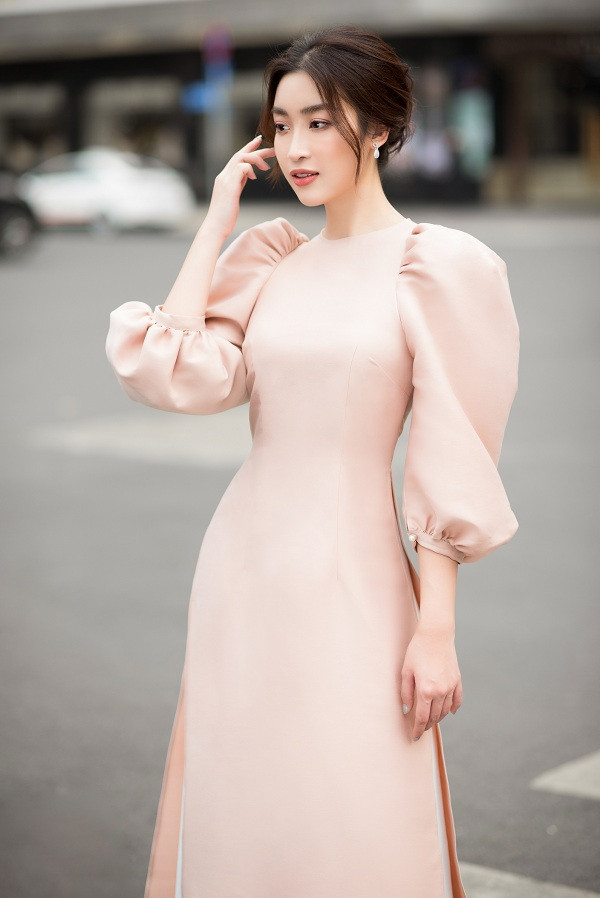 Lần đầu lên chức “bà chủ”, Đỗ Mỹ Linh không ngại lăn xả ở hậu trường ủi quần áo cho ê-kíp chụp ảnh được chỉn chu.